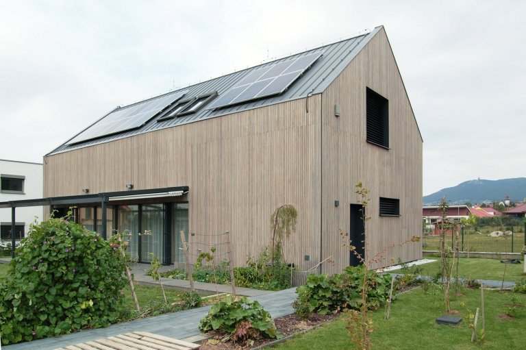 Rodinný dom je navrhnutý ako pasívny, pričom v sebe zhmotňuje moderné technológie a dizajn vychádzajúci z tradičnej architektúry. Drevo ako základný materiál…