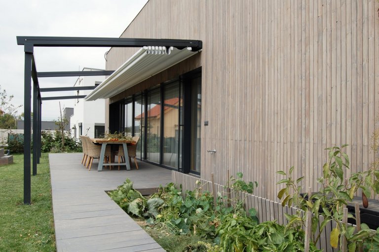 Rodinný dom je navrhnutý ako pasívny, pričom v sebe zhmotňuje moderné technológie a dizajn vychádzajúci z tradičnej architektúry. Drevo ako základný materiál…