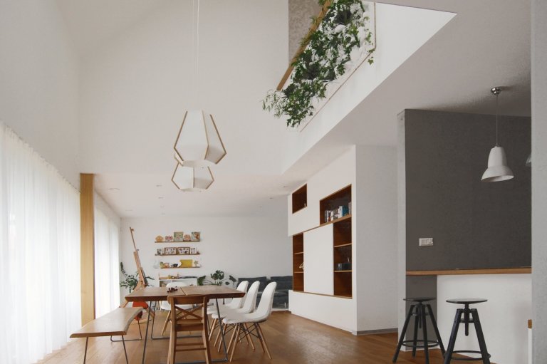 Rodinný dom je navrhnutý ako pasívny, pričom v sebe zhmotňuje moderné technológie a dizajn vychádzajúci z tradičnej architektúry. Drevo ako základný materiál…