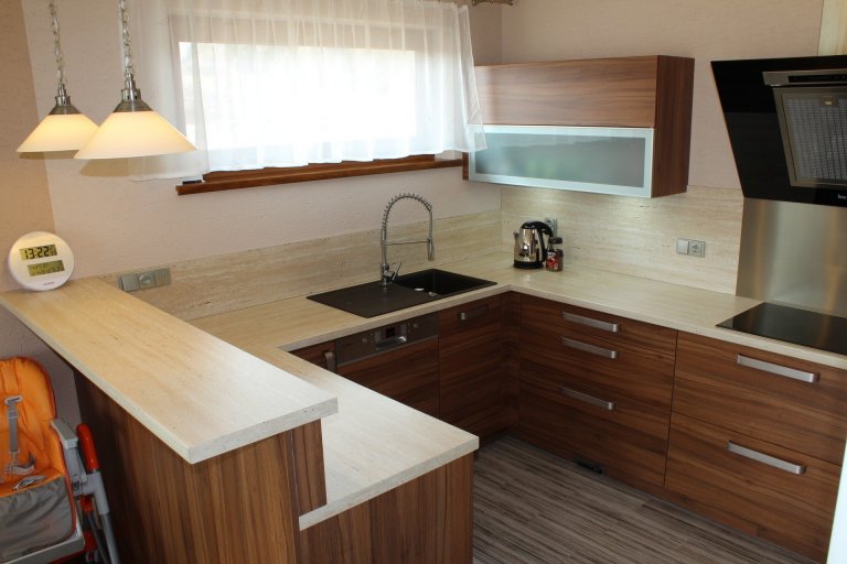 Elegantní kuchyně z lamina s velice pěknou barevnou kompozicí.
