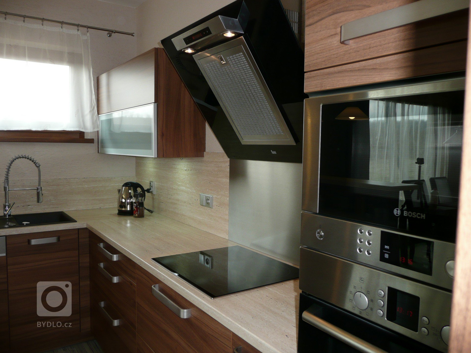 Elegantní kuchyně z lamina s velice pěknou barevnou kompozicí.
