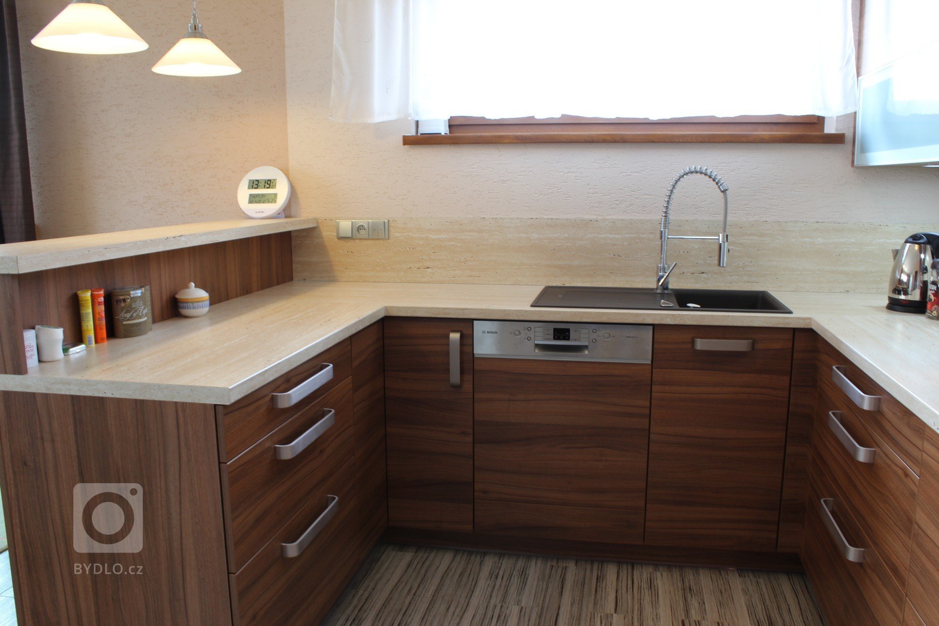 Elegantní kuchyně z lamina s velice pěknou barevnou kompozicí.
