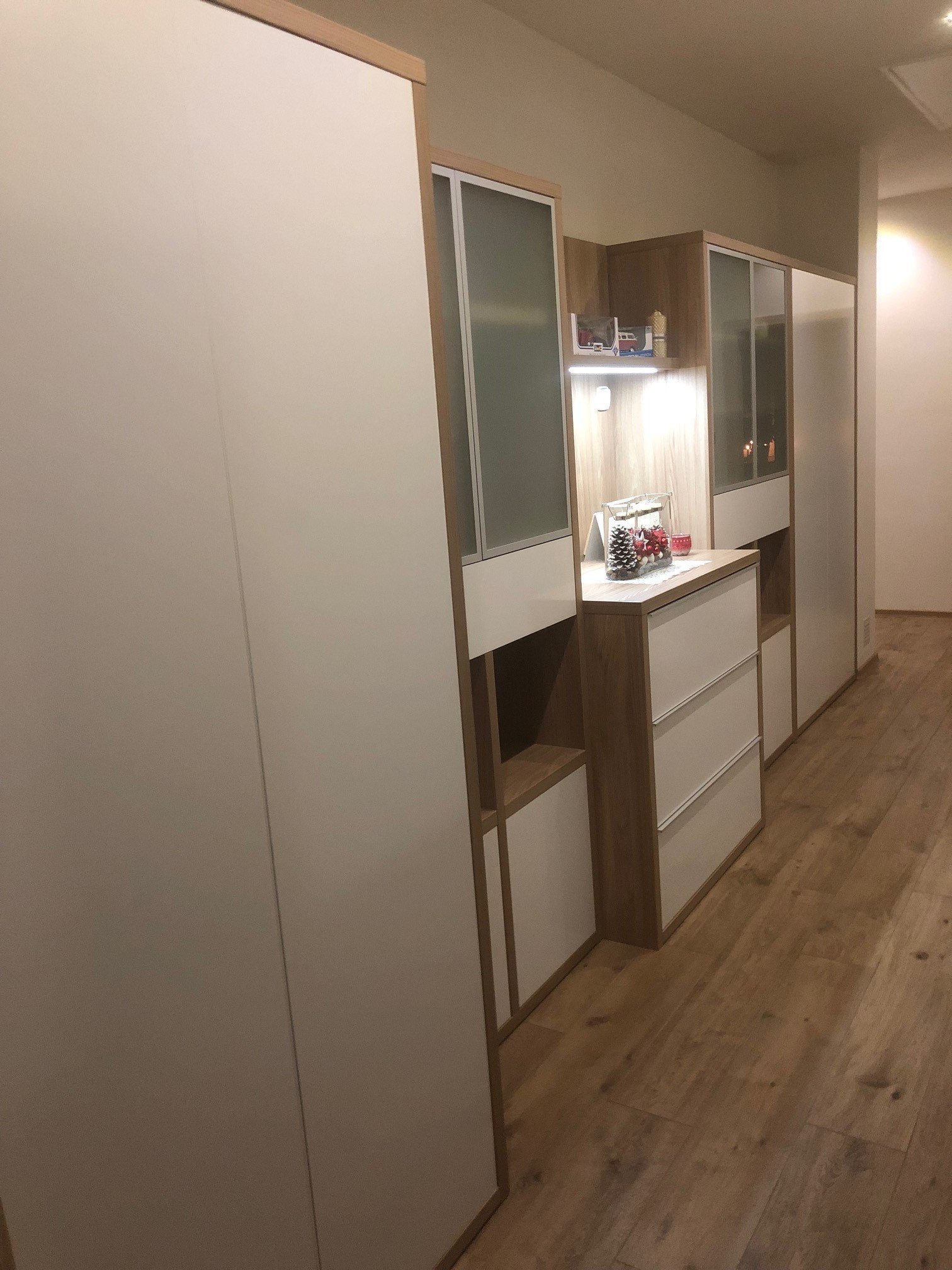 Průchozí chodbu ve středu domu lze rovněž účelně využít...