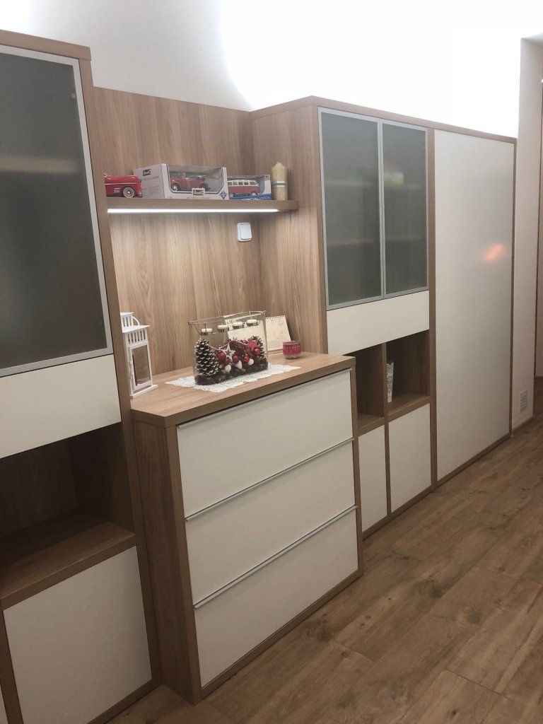 Průchozí chodbu ve středu domu lze rovněž účelně využít...