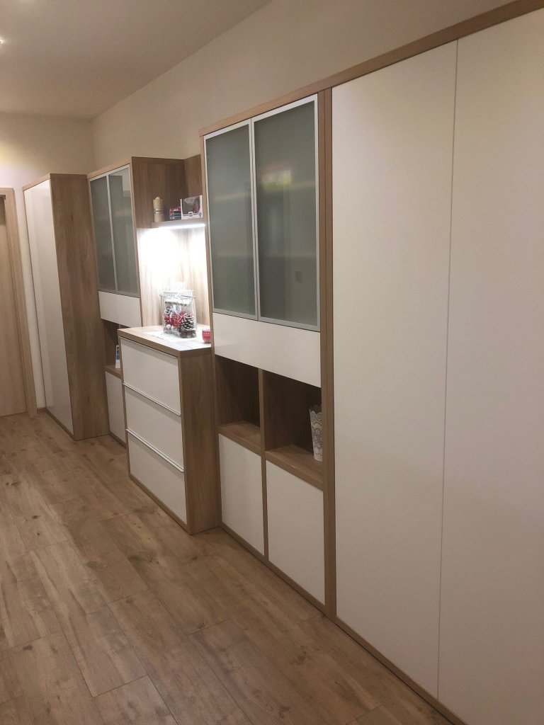 Průchozí chodbu ve středu domu lze rovněž účelně využít...