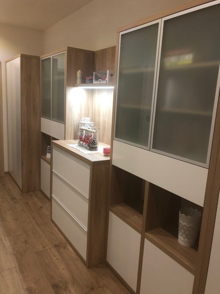 Průchozí chodbu ve středu domu lze rovněž účelně využít...