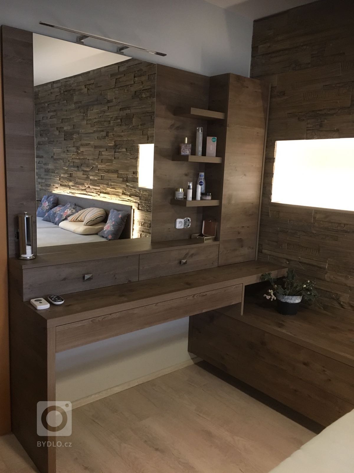 ložnice na míru s toaletním stolkem a břidlicovým obkladem doplněná LED diodovým podsvětlením postele a zabudované niky. Na oknech jsou osazeny oblíbené…