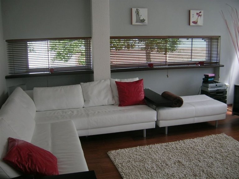 kuchyňská linka propojená s obyvacím prostorem
