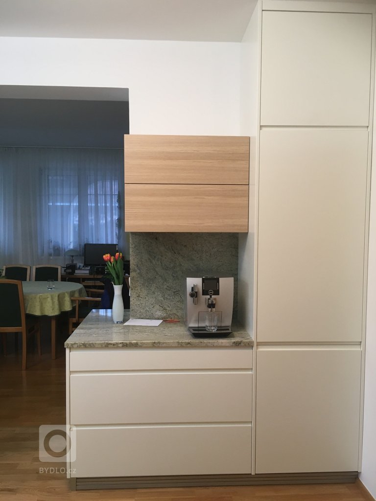 Kuchyňská linka se žulovou deskou