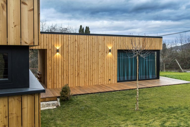 Nízkoenergetická dřevostavba ve tvaru písmene L je umístěna tak, aby měla co největší přísun slunečního světla. Dům se skládá ze dvou objektů s rozdílnými…