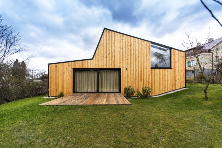 Nízkoenergetická dřevostavba ve tvaru písmene L je umístěna tak, aby měla co největší přísun slunečního světla. Dům se skládá ze dvou objektů s rozdílnými…