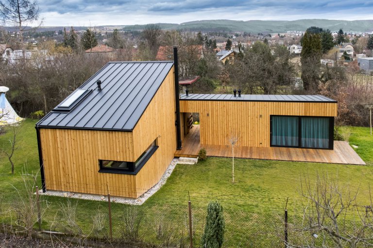 Nízkoenergetická dřevostavba ve tvaru písmene L je umístěna tak, aby měla co největší přísun slunečního světla. Dům se skládá ze dvou objektů s rozdílnými…