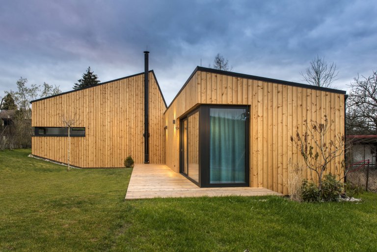 Nízkoenergetická dřevostavba ve tvaru písmene L je umístěna tak, aby měla co největší přísun slunečního světla. Dům se skládá ze dvou objektů s rozdílnými…