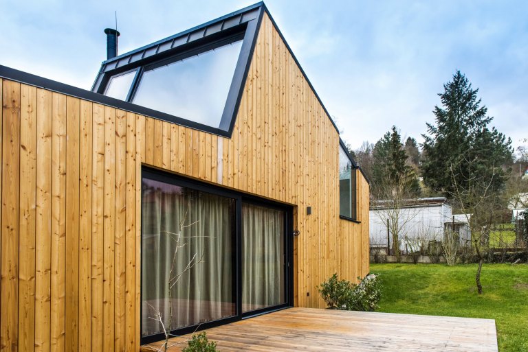 Nízkoenergetická dřevostavba ve tvaru písmene L je umístěna tak, aby měla co největší přísun slunečního světla. Dům se skládá ze dvou objektů s rozdílnými…