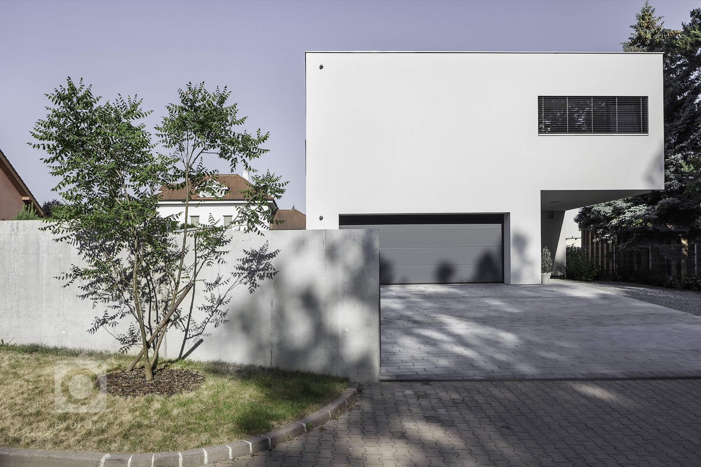 Rodinná vila v Petrovicích, se nachází v&nbsp;blízkosti vodní nádrže Hostivař, je zasazena do relativně malého rovinatého pozemku vilové čtvrti.

Velikost…