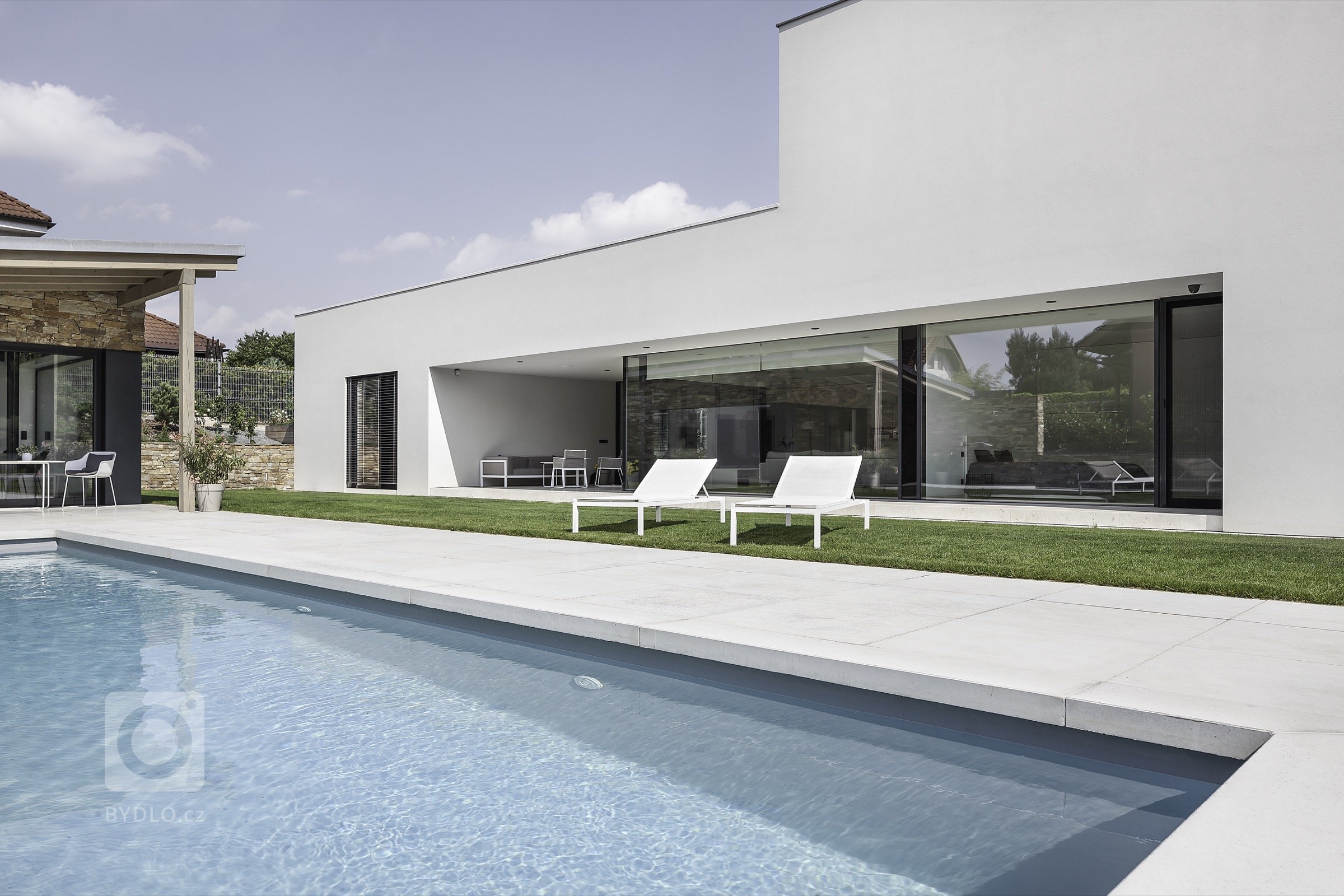 Rodinná vila v Petrovicích, se nachází v&nbsp;blízkosti vodní nádrže Hostivař, je zasazena do relativně malého rovinatého pozemku vilové čtvrti.

Velikost…