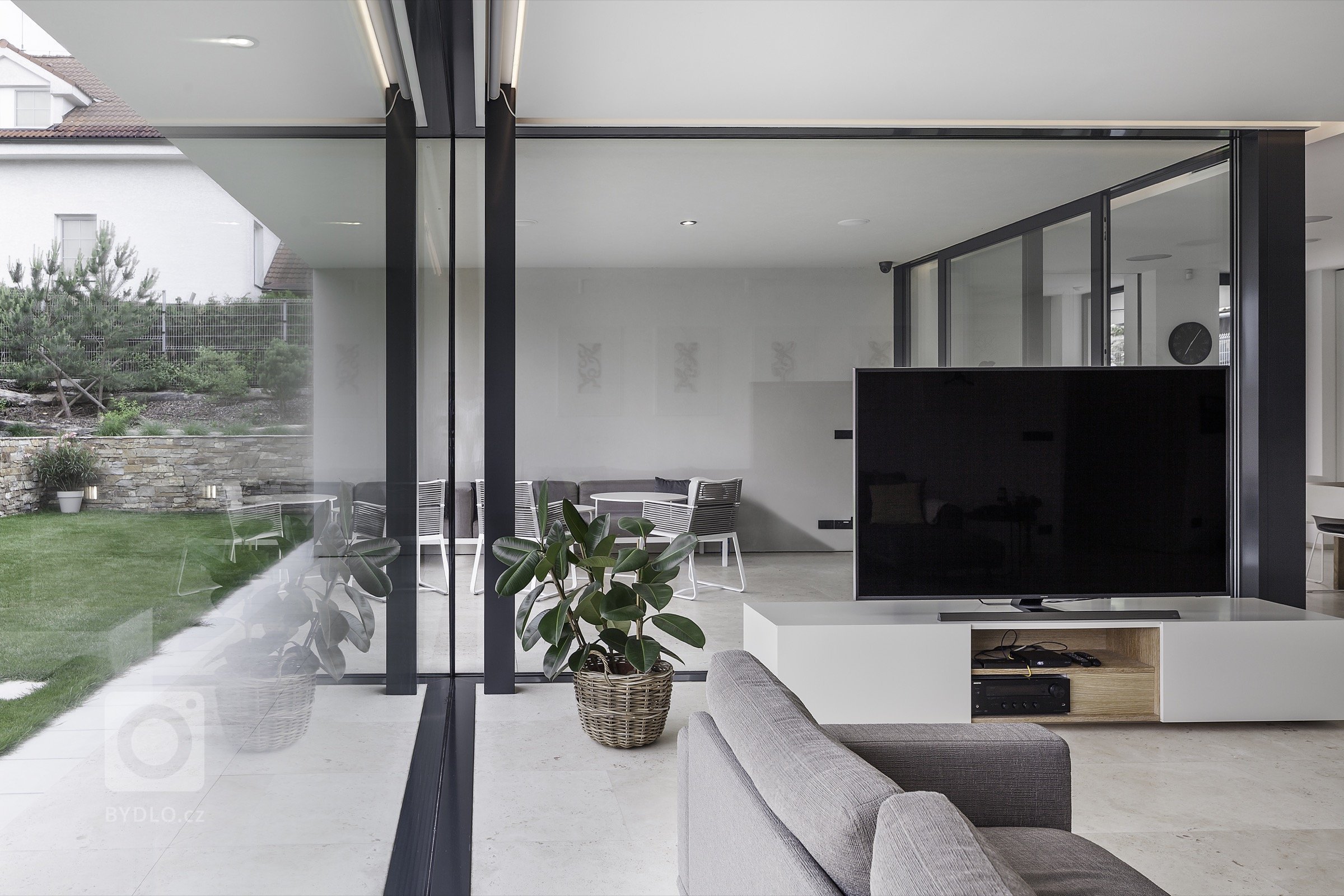 Rodinná vila v Petrovicích, se nachází v&nbsp;blízkosti vodní nádrže Hostivař, je zasazena do relativně malého rovinatého pozemku vilové čtvrti.

Velikost…