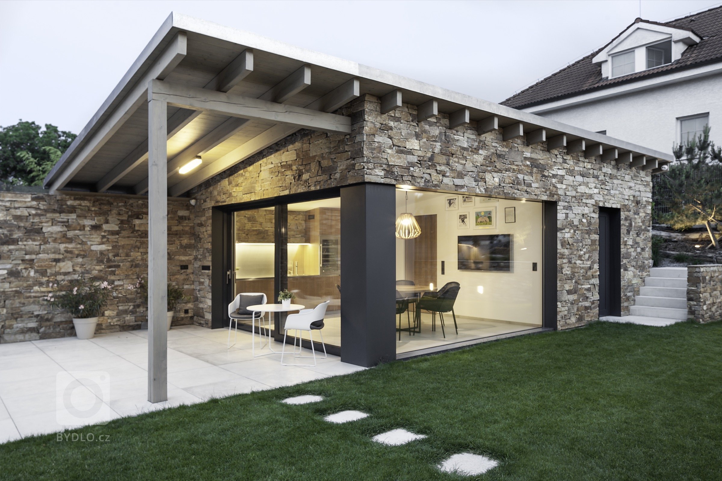 Rodinná vila v Petrovicích, se nachází v&nbsp;blízkosti vodní nádrže Hostivař, je zasazena do relativně malého rovinatého pozemku vilové čtvrti.

Velikost…