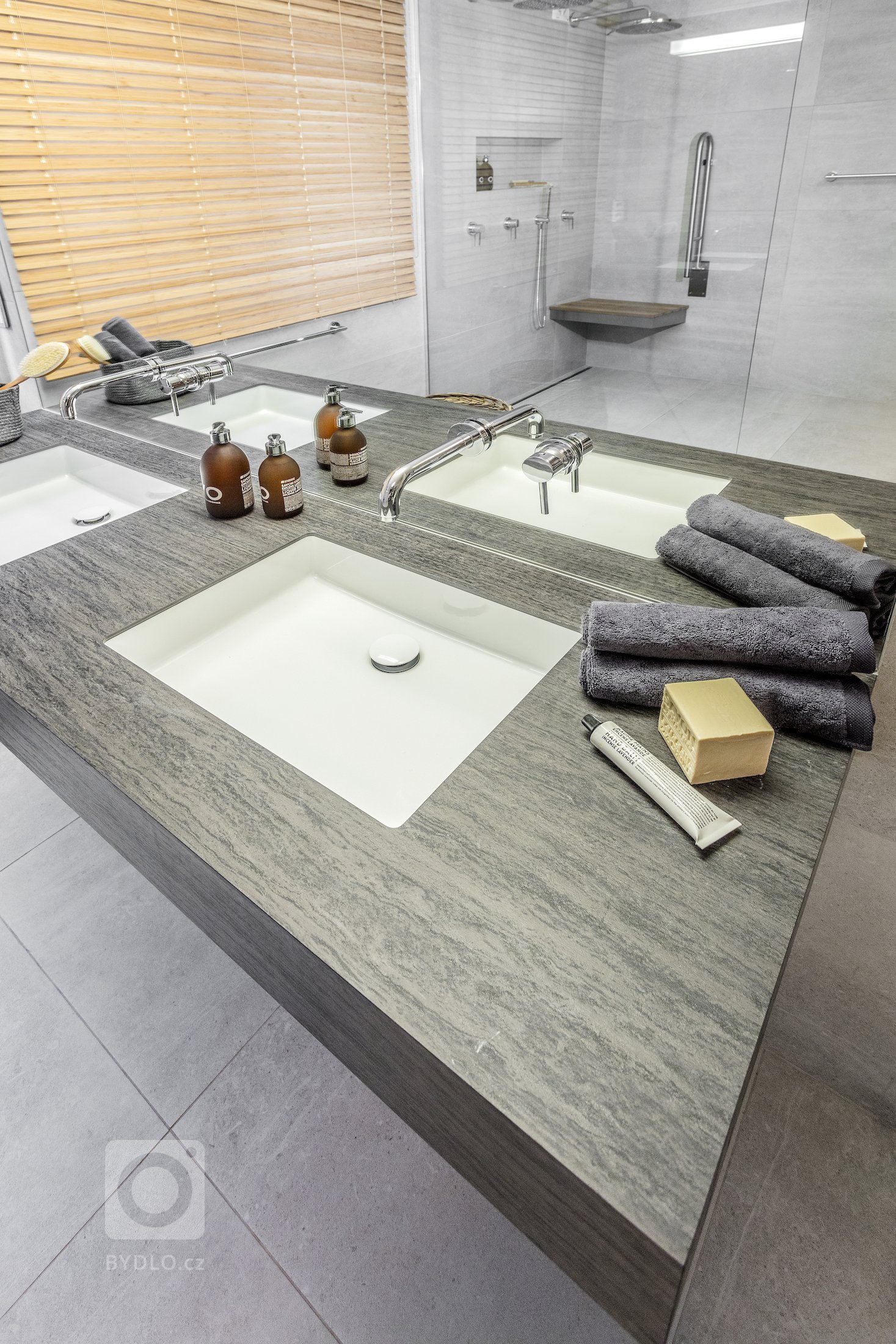 Kompletní rekonstrukce koupelny čtvercového půdorysu byla v&nbsp;tomto případě specifická protože měla splnit požadavky na bezbariérovost a&nbsp;zároveň…