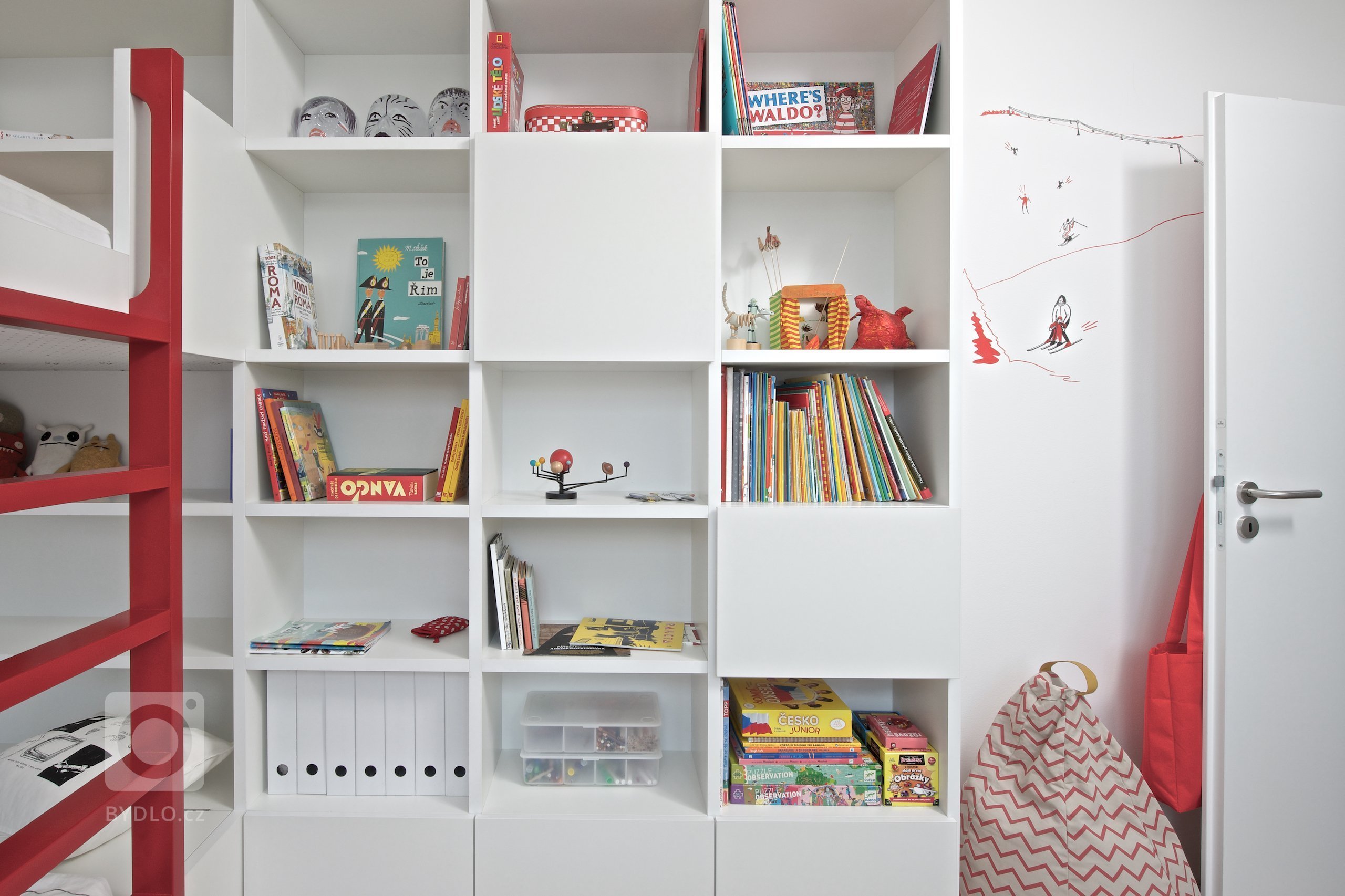 Dětský pokoj dvou dívek byl řešen kompletně na míru na základě požadavků na úložný prostor, prostor pro hraní a&nbsp;učení. Pro realizaci bylo využito…