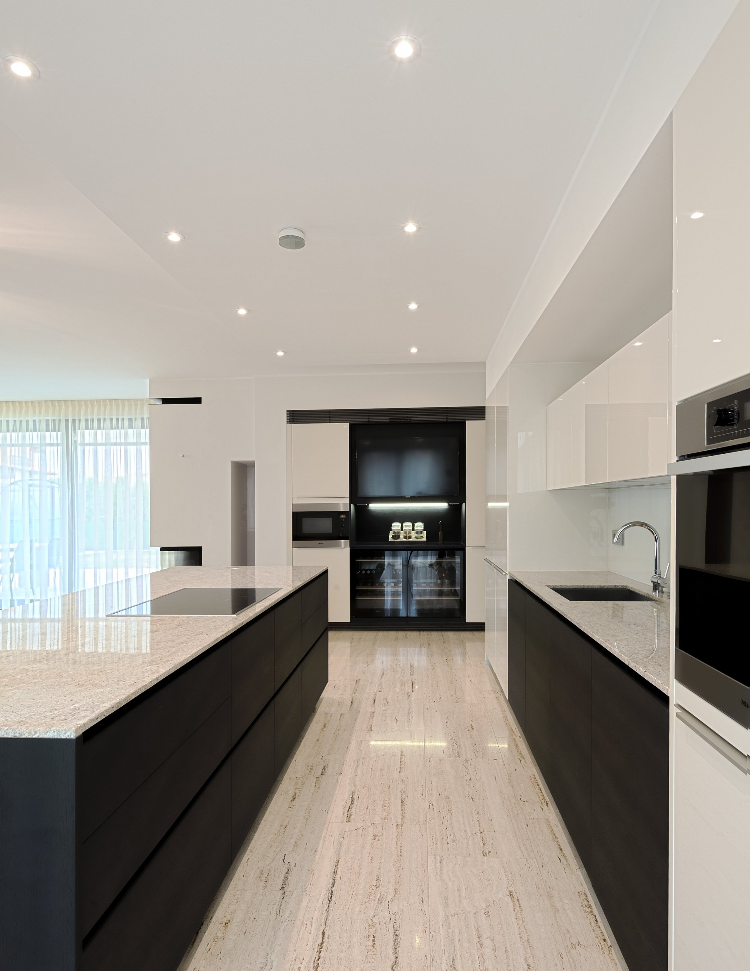 Kuchyně v kombinaci smetanový lak a kouřový dub. Podlahy z přírodního travertinu.