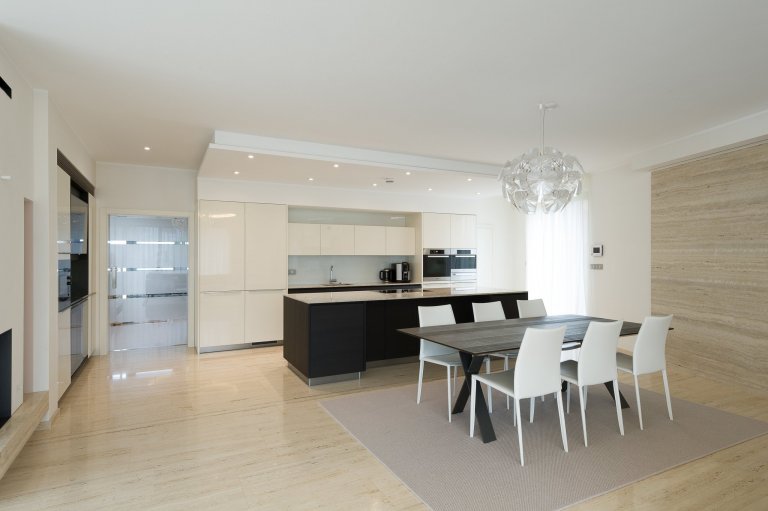 jídelna s travertinovým obkladem-