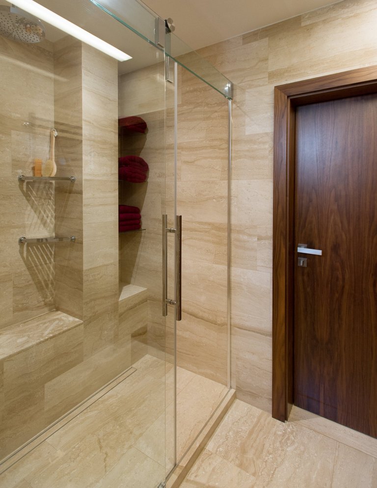 Koupelna se sprchovým boxem.