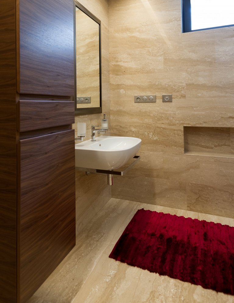 Koupelna se sprchovým boxem.