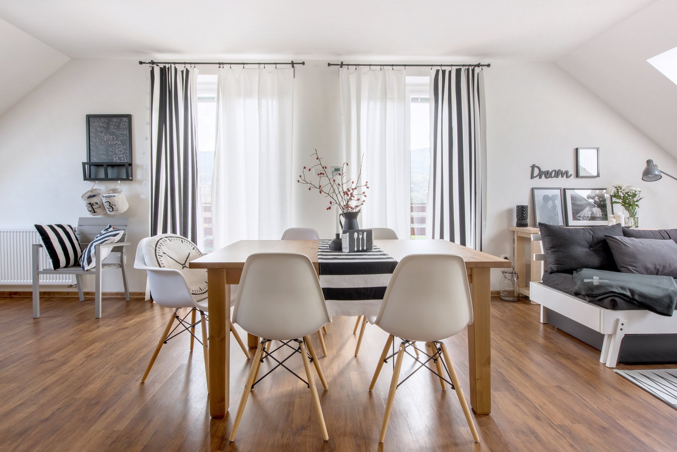 Majitelé si přáli elegantní, vzdušný, nadčasově zařízený obývací pokoj s kuchyní ve scandi stylu.
