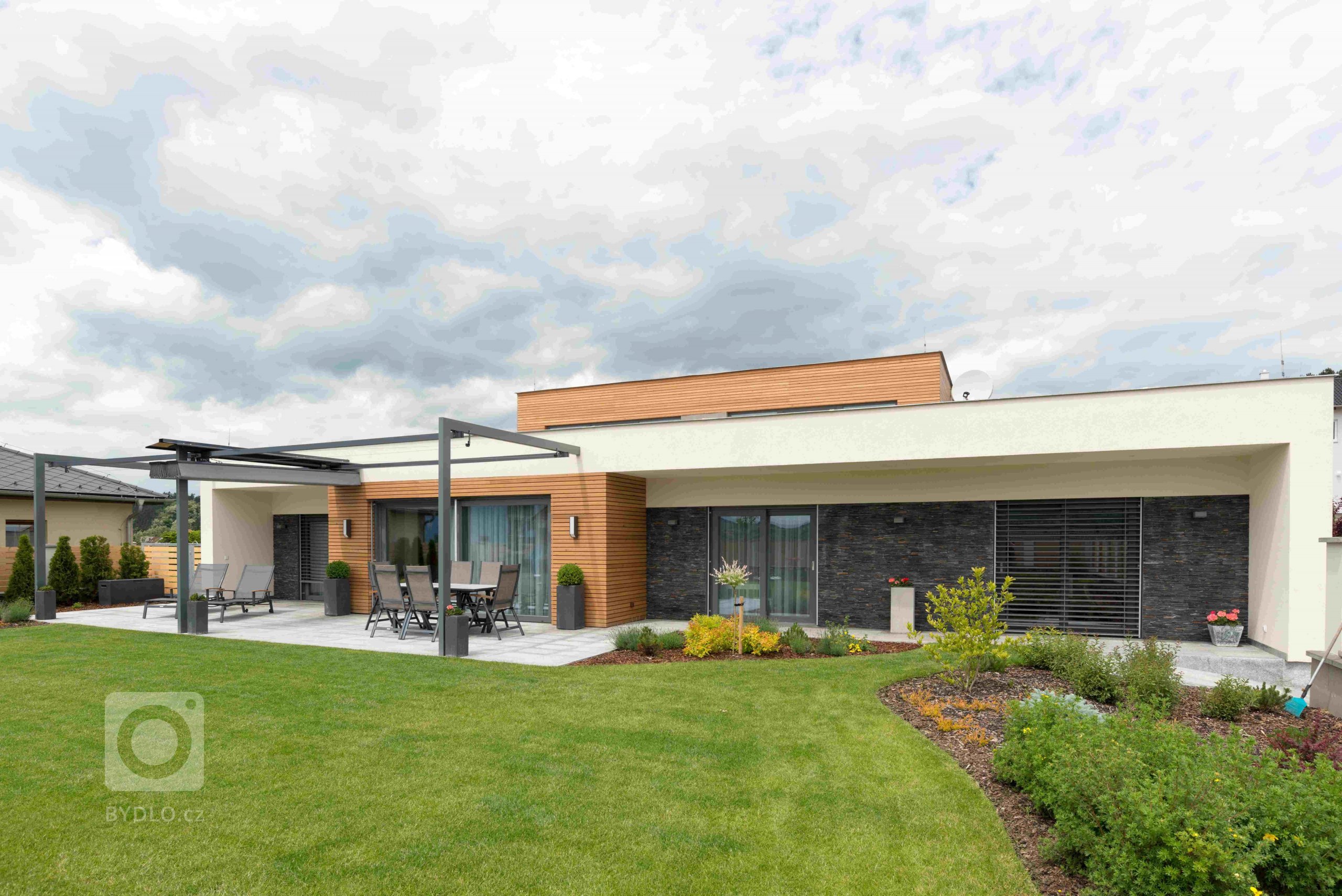 Rodinný dům v Králově Dvoře -&nbsp;absolutní vítěz soutěže a zároveň vítěz kategorie moderní dřevostavby 2015. Dům postavený podle principů učení o životě a…