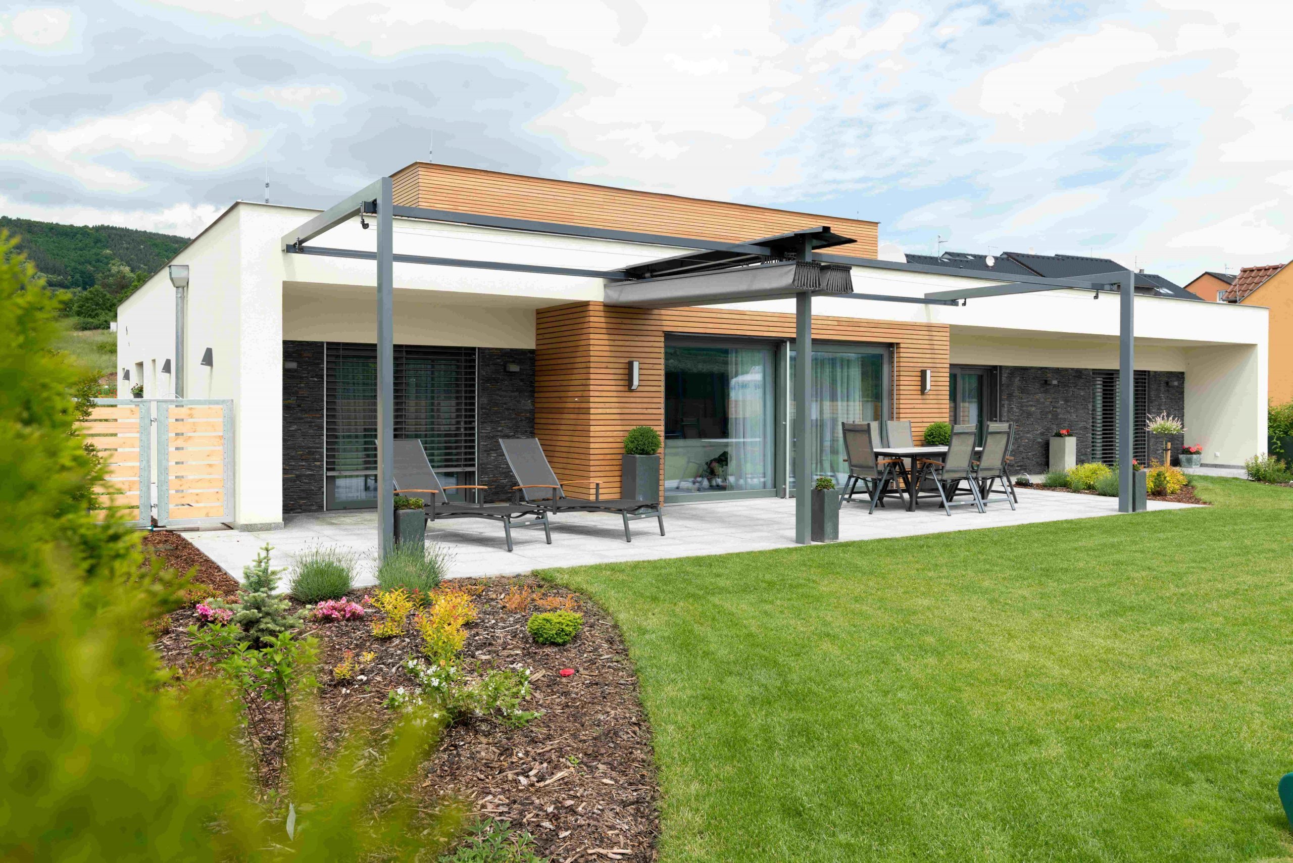 Rodinný dům v Králově Dvoře -&nbsp;absolutní vítěz soutěže a zároveň vítěz kategorie moderní dřevostavby 2015. Dům postavený podle principů učení o životě a…