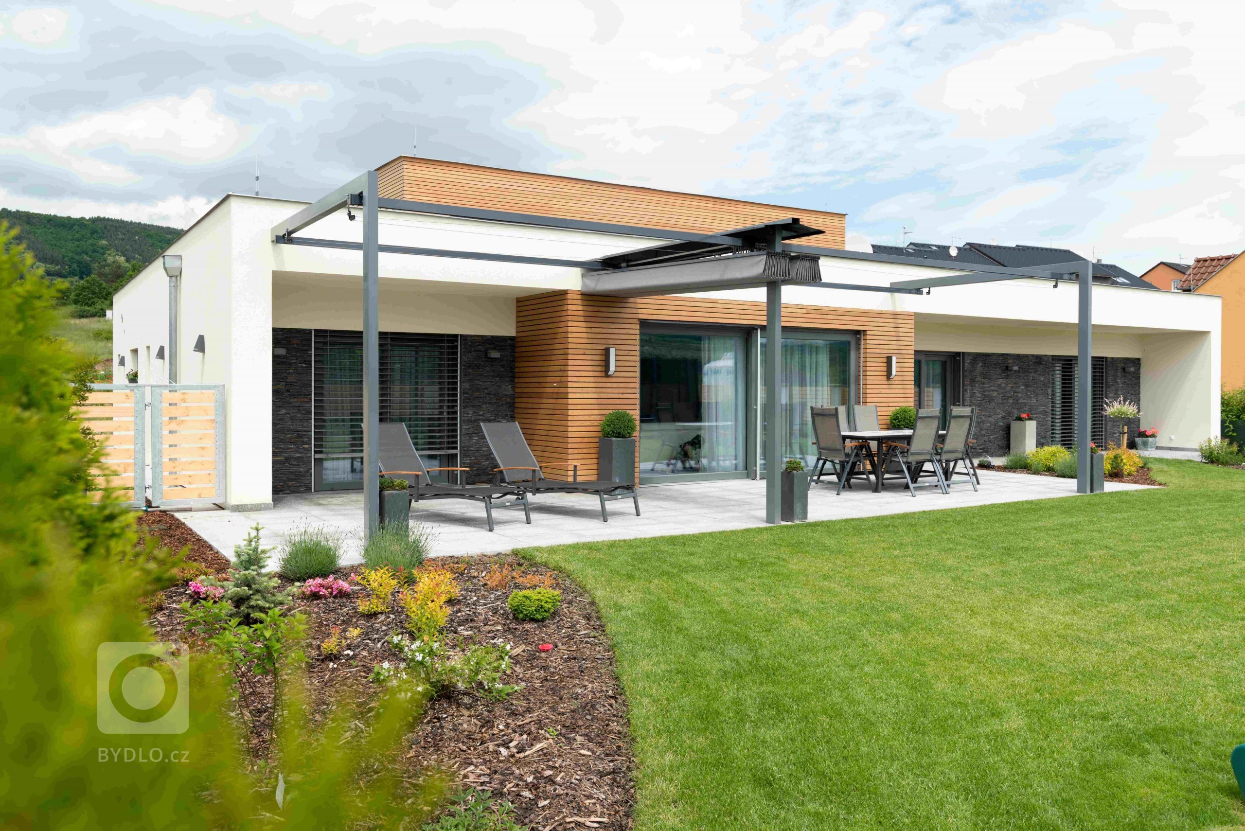 Rodinný dům v Králově Dvoře -&nbsp;absolutní vítěz soutěže a zároveň vítěz kategorie moderní dřevostavby 2015. Dům postavený podle principů učení o životě a…