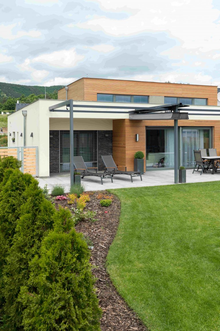 Rodinný dům v Králově Dvoře -&nbsp;absolutní vítěz soutěže a zároveň vítěz kategorie moderní dřevostavby 2015. Dům postavený podle principů učení o životě a…