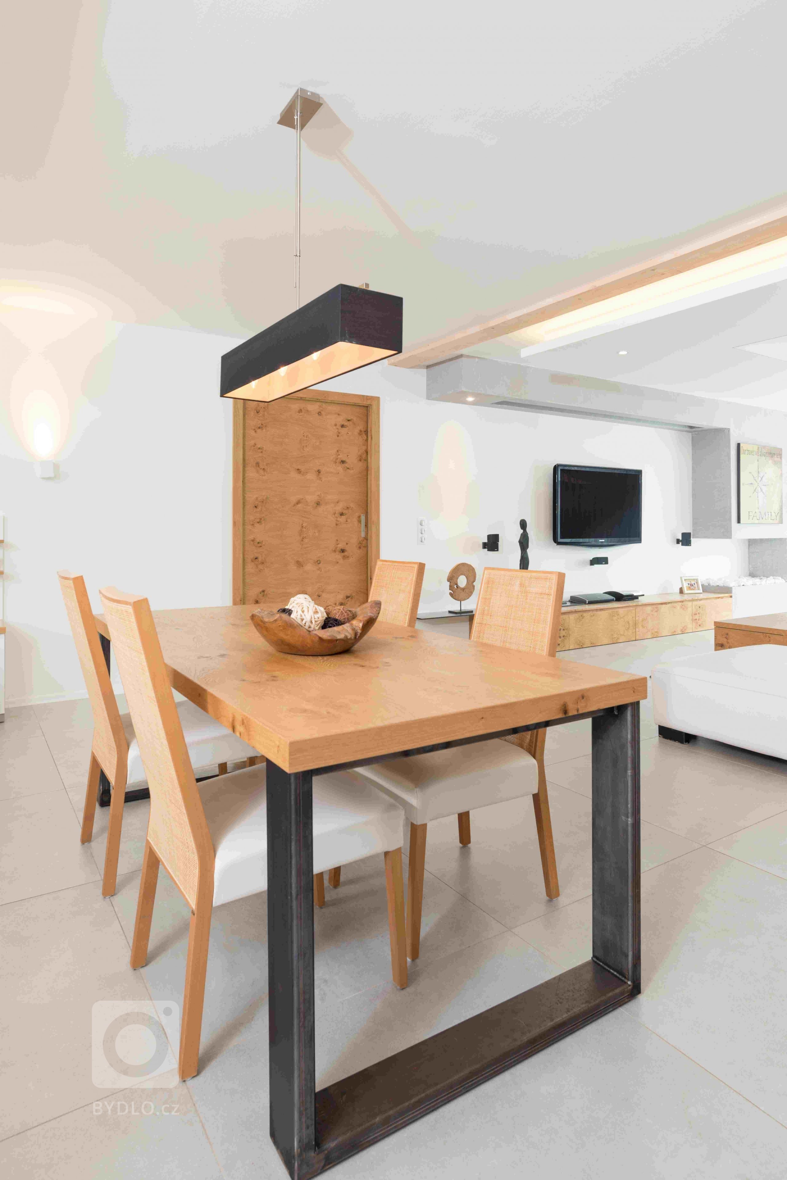 Rodinný dům v Králově Dvoře -&nbsp;absolutní vítěz soutěže a zároveň vítěz kategorie moderní dřevostavby 2015. Dům postavený podle principů učení o životě a…