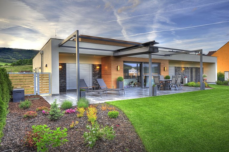 Rodinný dům v Králově Dvoře -&nbsp;absolutní vítěz soutěže a zároveň vítěz kategorie moderní dřevostavby 2015. Dům postavený podle principů učení o životě a…