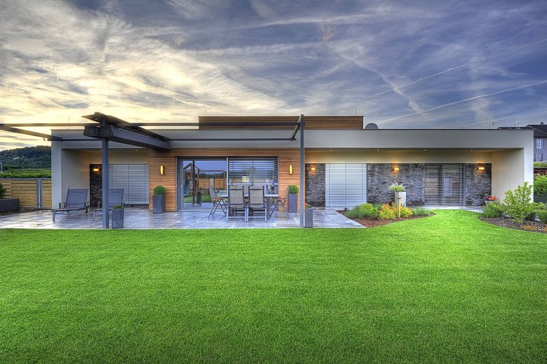 Rodinný dům v Králově Dvoře -&nbsp;absolutní vítěz soutěže a zároveň vítěz kategorie moderní dřevostavby 2015. Dům postavený podle principů učení o životě a…