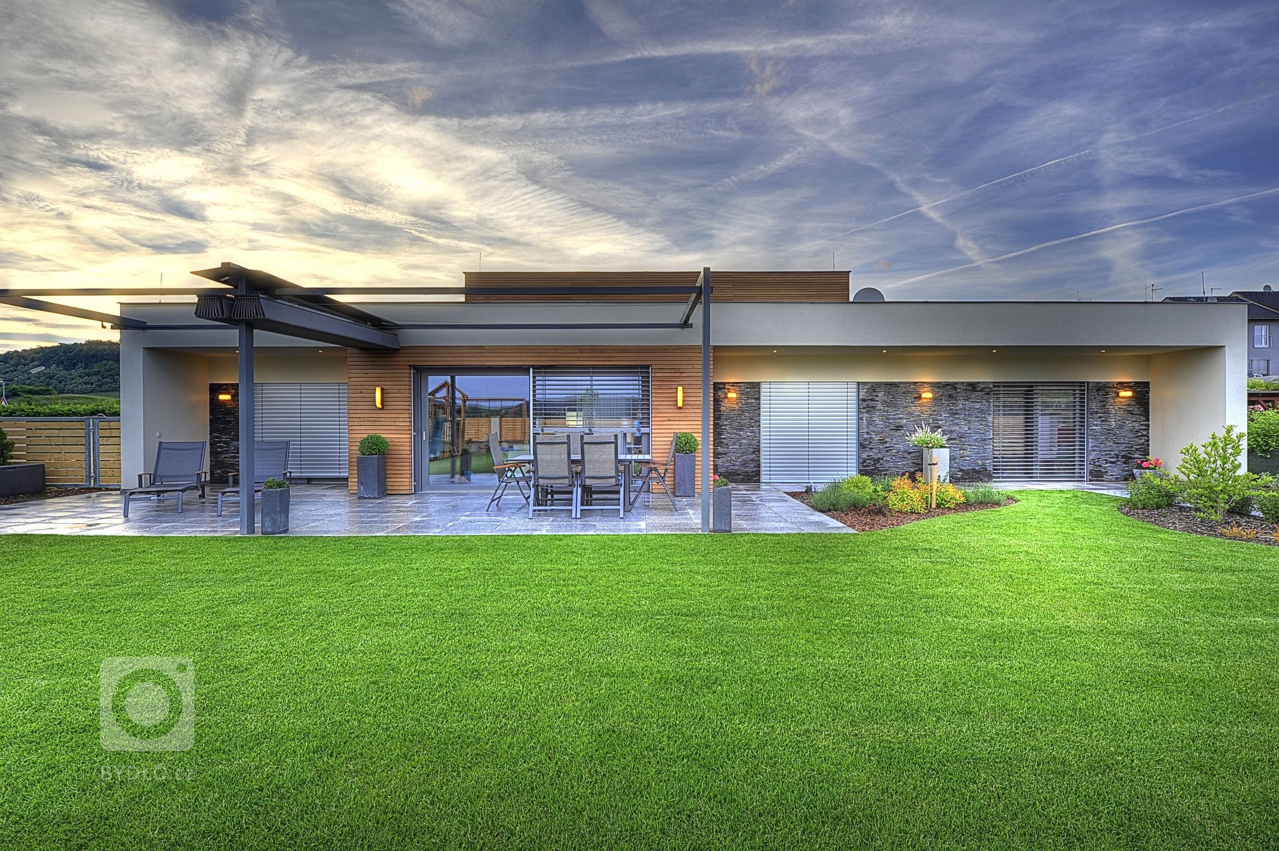 Rodinný dům v Králově Dvoře -&nbsp;absolutní vítěz soutěže a zároveň vítěz kategorie moderní dřevostavby 2015. Dům postavený podle principů učení o životě a…