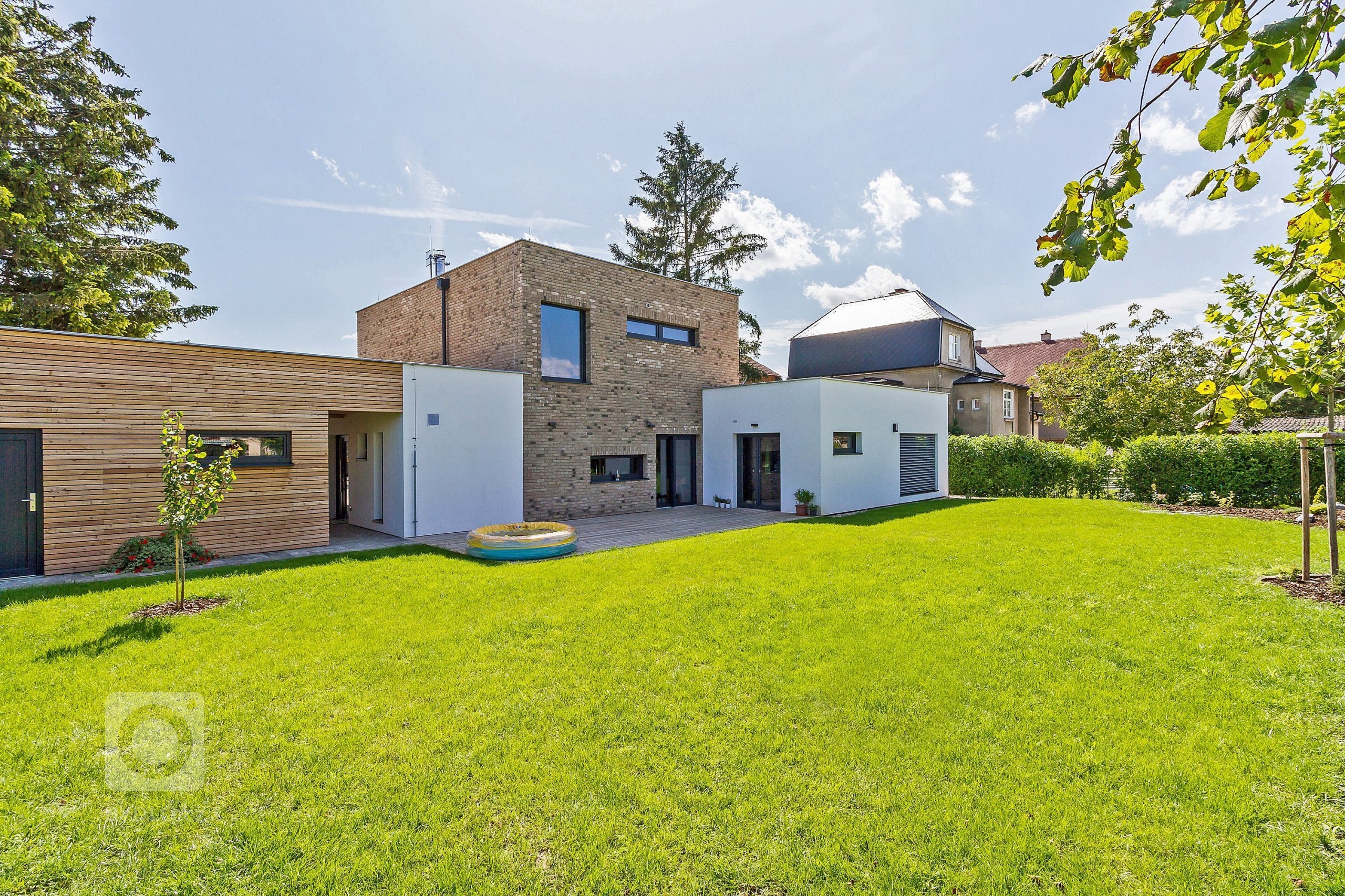 Nízkoenergetický moderní dům, který kombinuje přírodní materiály