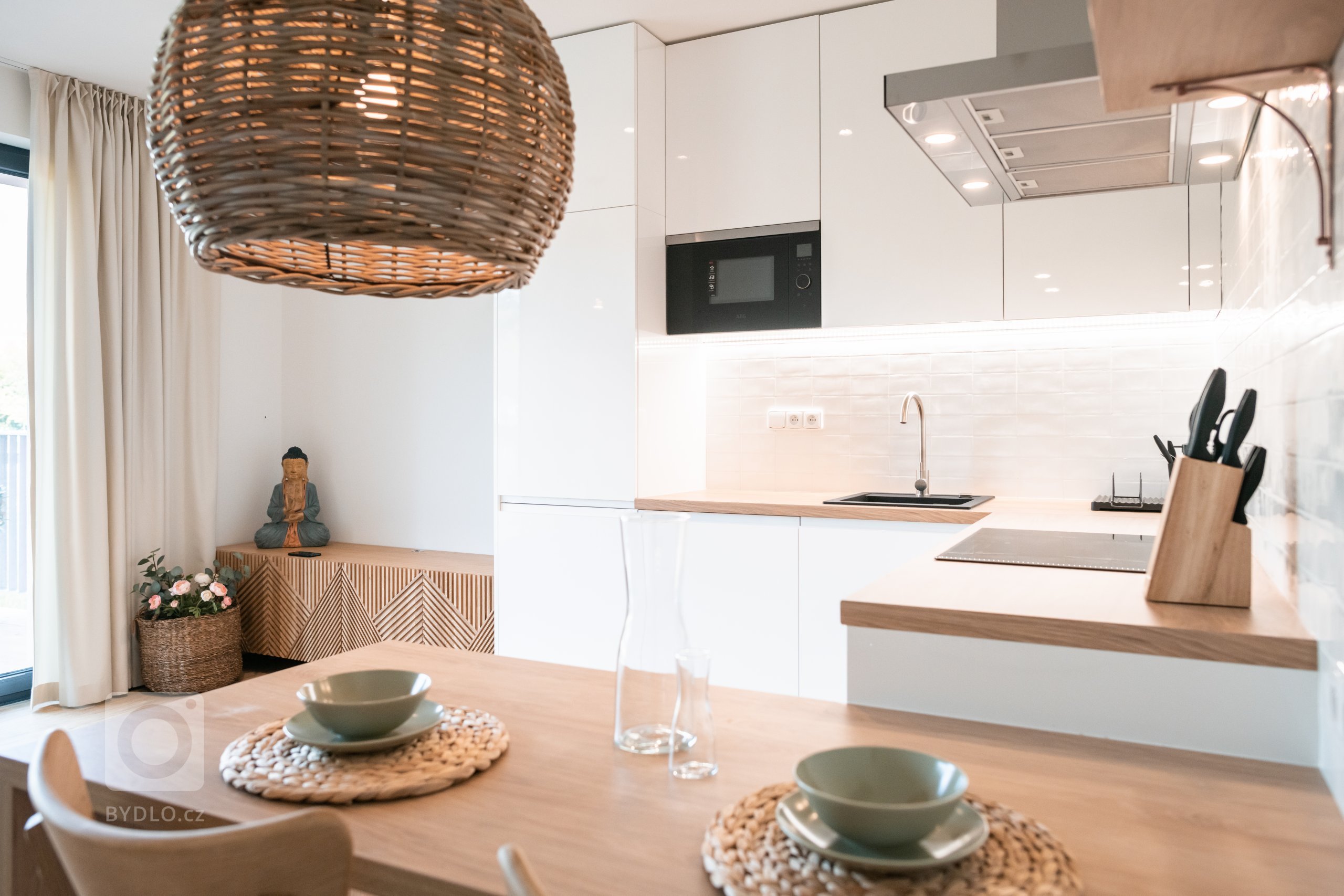 Projekt v nově stojící developerské rezidenci na kraji Zlína, který se odehravá ve stylu Boho.&nbsp;Důraz projektu byl kladený na jednoduchost, prostost a…