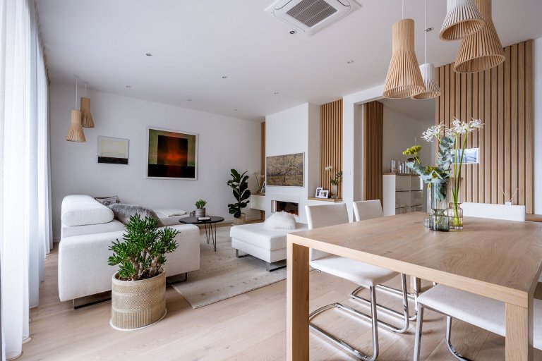 Jedinenčá realizace celého bytu v samotném centru Zlín. Cílem bylo sladit veškére materiály v jedno a nenechat se ovlivnit, tím že to nejde.&nbsp;
