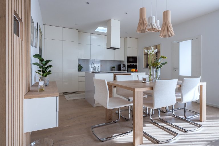 Jedinenčá realizace celého bytu v samotném centru Zlín. Cílem bylo sladit veškére materiály v jedno a nenechat se ovlivnit, tím že to nejde.&nbsp;
