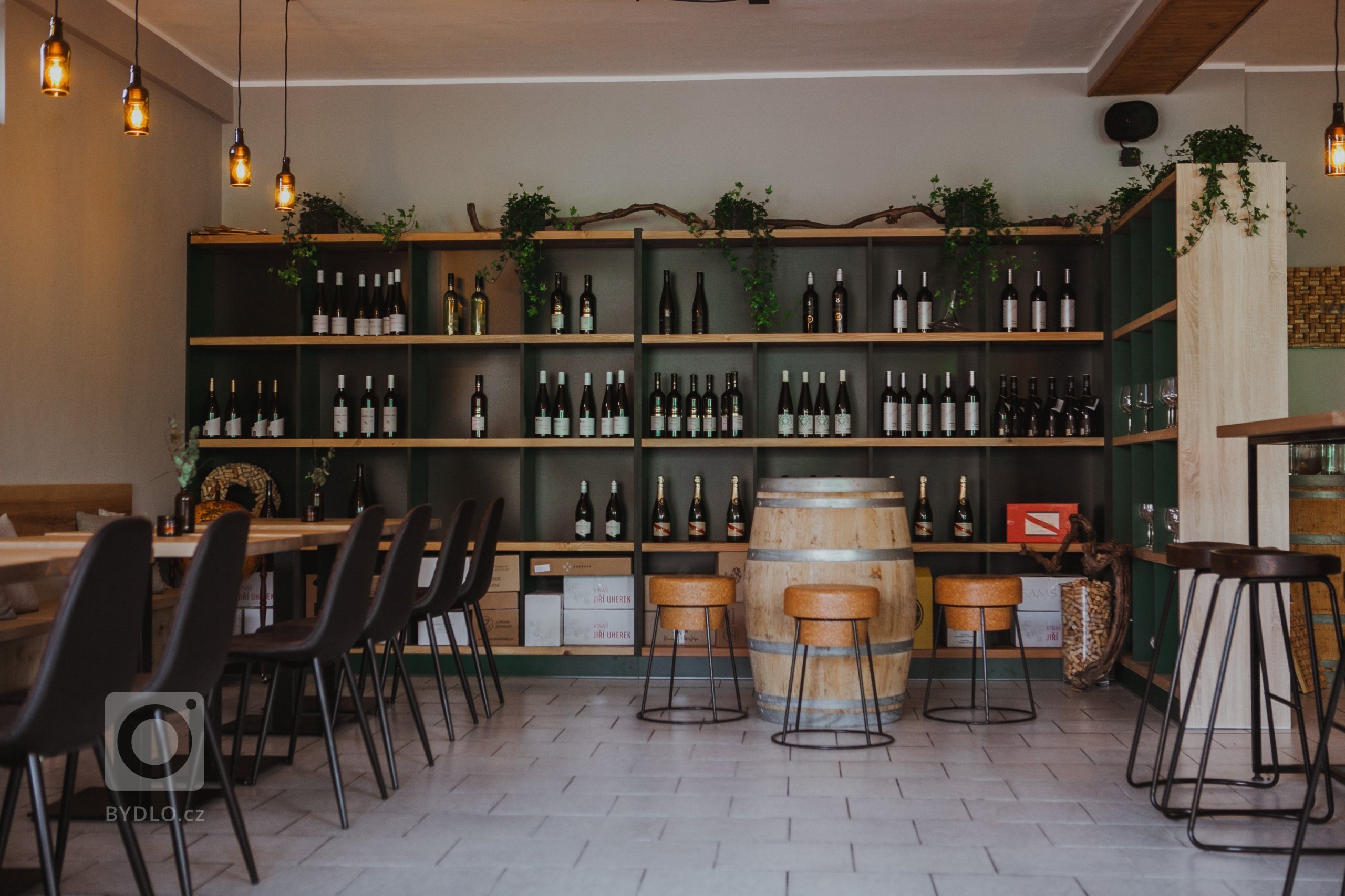 Spojení kavárny, vinárny a baru v jednom. Záleží na co je zrovna chuť. Tématické jméno La Šiška jak jinak než u prostoru o velikosti 87,63 m2 bez zázemí, který…