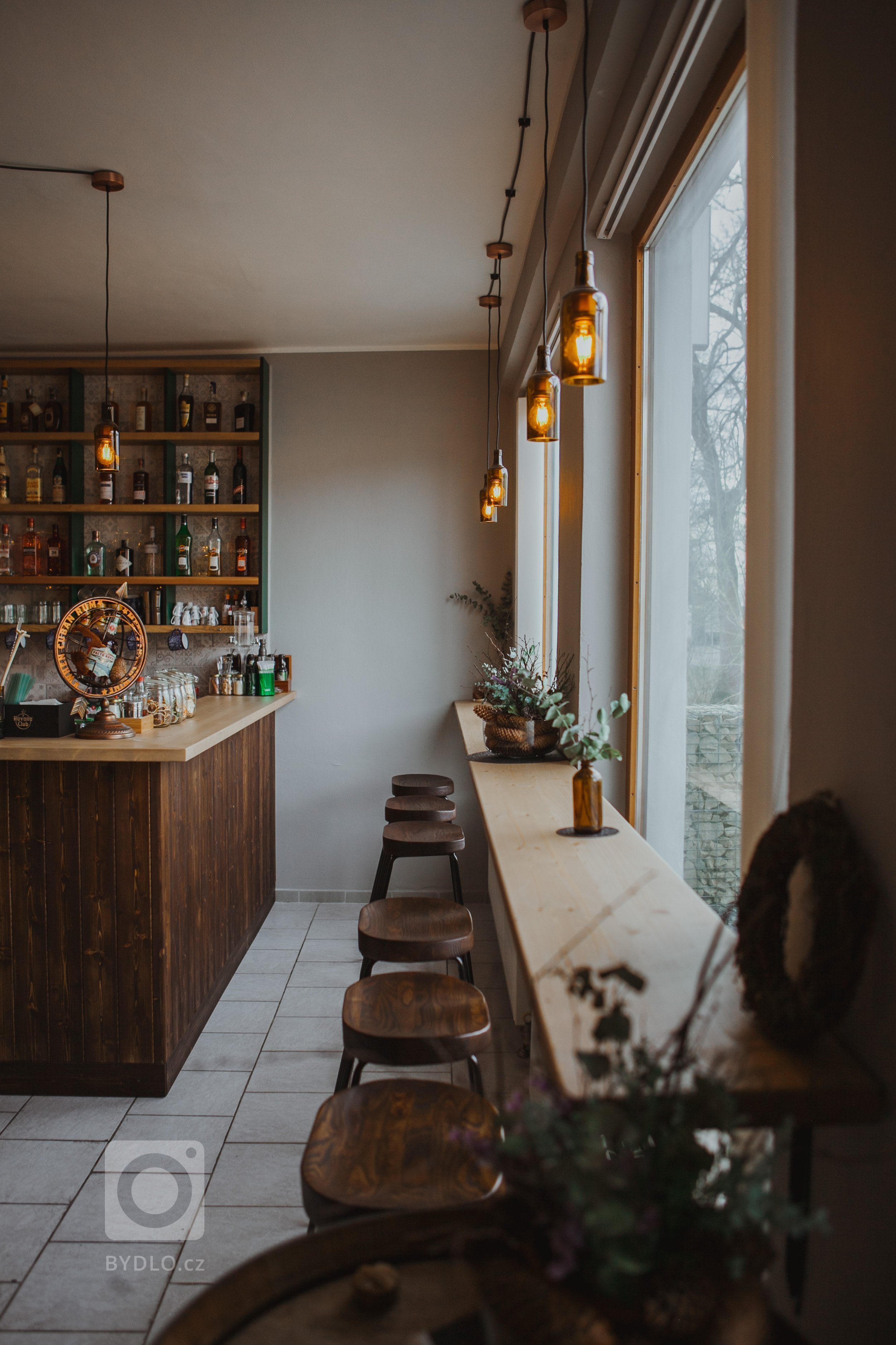 Spojení kavárny, vinárny a baru v jednom. Záleží na co je zrovna chuť. Tématické jméno La Šiška jak jinak než u prostoru o velikosti 87,63 m2 bez zázemí, který…