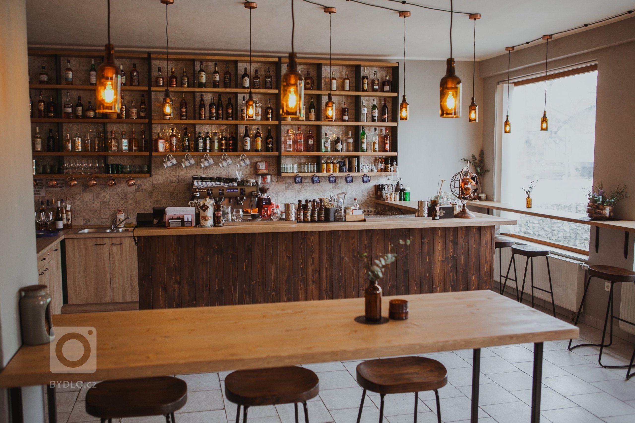 Spojení kavárny, vinárny a baru v jednom. Záleží na co je zrovna chuť. Tématické jméno La Šiška jak jinak než u prostoru o velikosti 87,63 m2 bez zázemí, který…