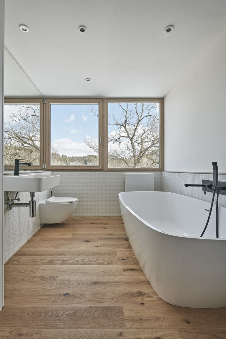 Pozemek leží na hraně svahu v&nbsp;centru malé obce na Vysočině. Na půdorysné stopě bývalého statku vznikl dům a stodola. Dům má podél jihozápadní fasády kryté…