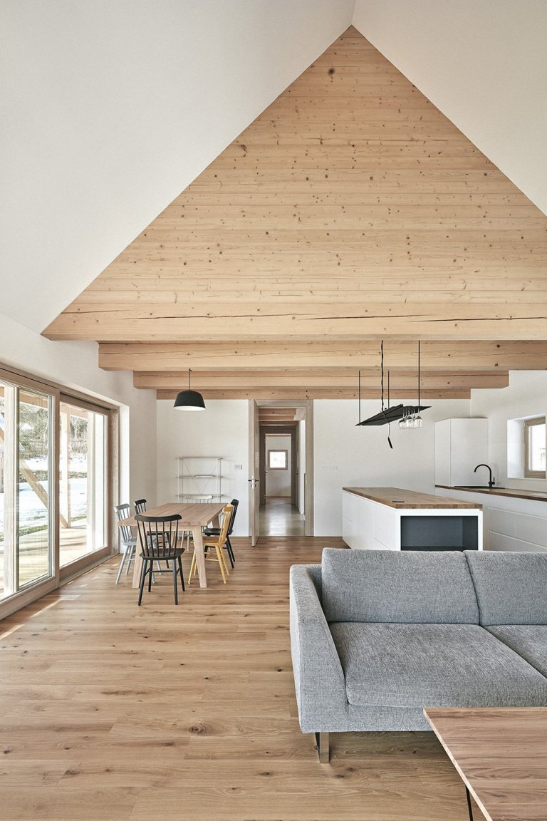 Pozemek leží na hraně svahu v&nbsp;centru malé obce na Vysočině. Na půdorysné stopě bývalého statku vznikl dům a stodola. Dům má podél jihozápadní fasády kryté…