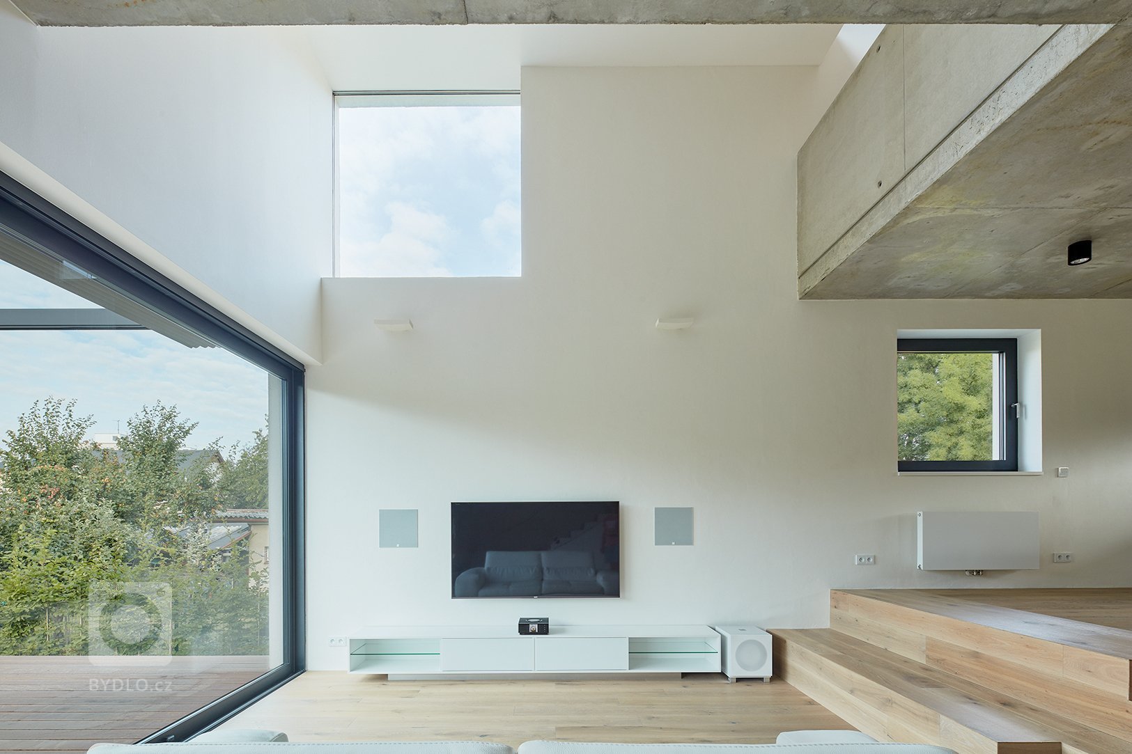 Doplnění chybějící poloviny stávajícího dvojdomu současnou přístavbou pro čtyřčlennou rodinu.
Klíčovou snahou návrhu bylo vytvoření volně plynoucího vnitřního…