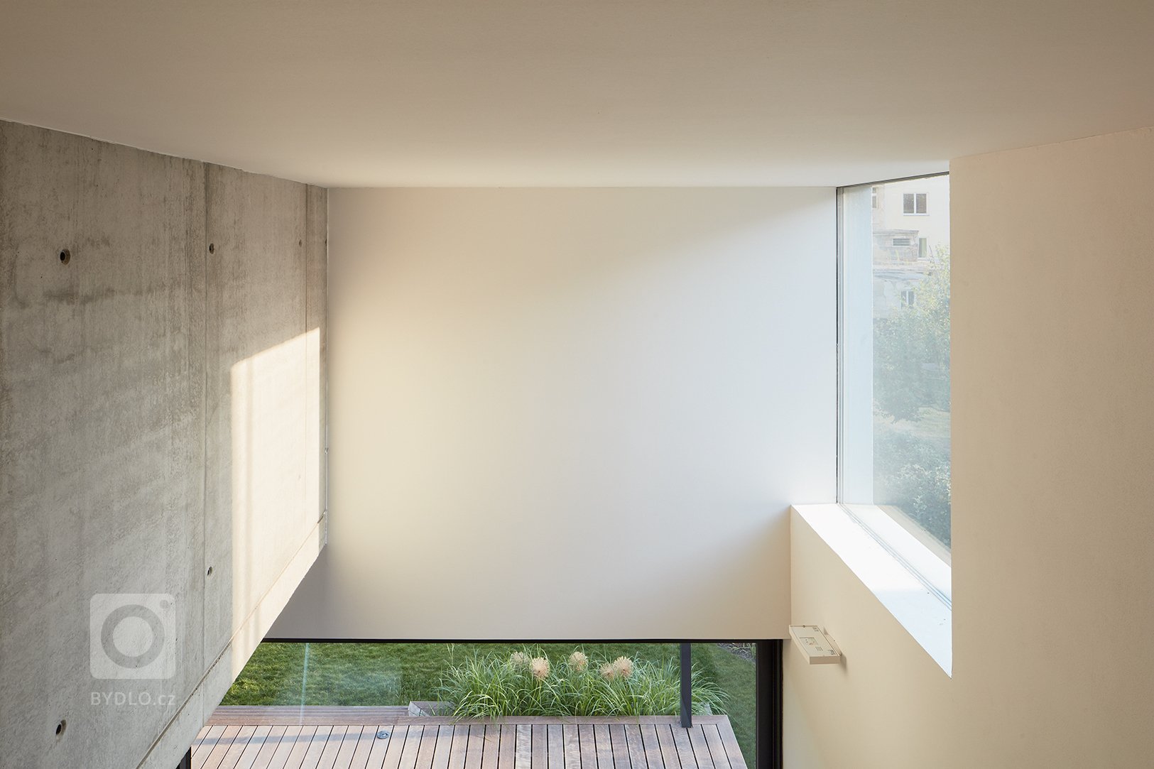 Doplnění chybějící poloviny stávajícího dvojdomu současnou přístavbou pro čtyřčlennou rodinu.
Klíčovou snahou návrhu bylo vytvoření volně plynoucího vnitřního…