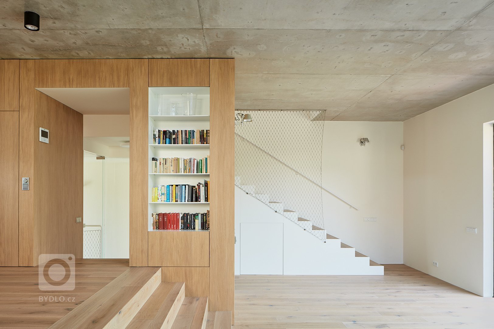 Doplnění chybějící poloviny stávajícího dvojdomu současnou přístavbou pro čtyřčlennou rodinu.
Klíčovou snahou návrhu bylo vytvoření volně plynoucího vnitřního…