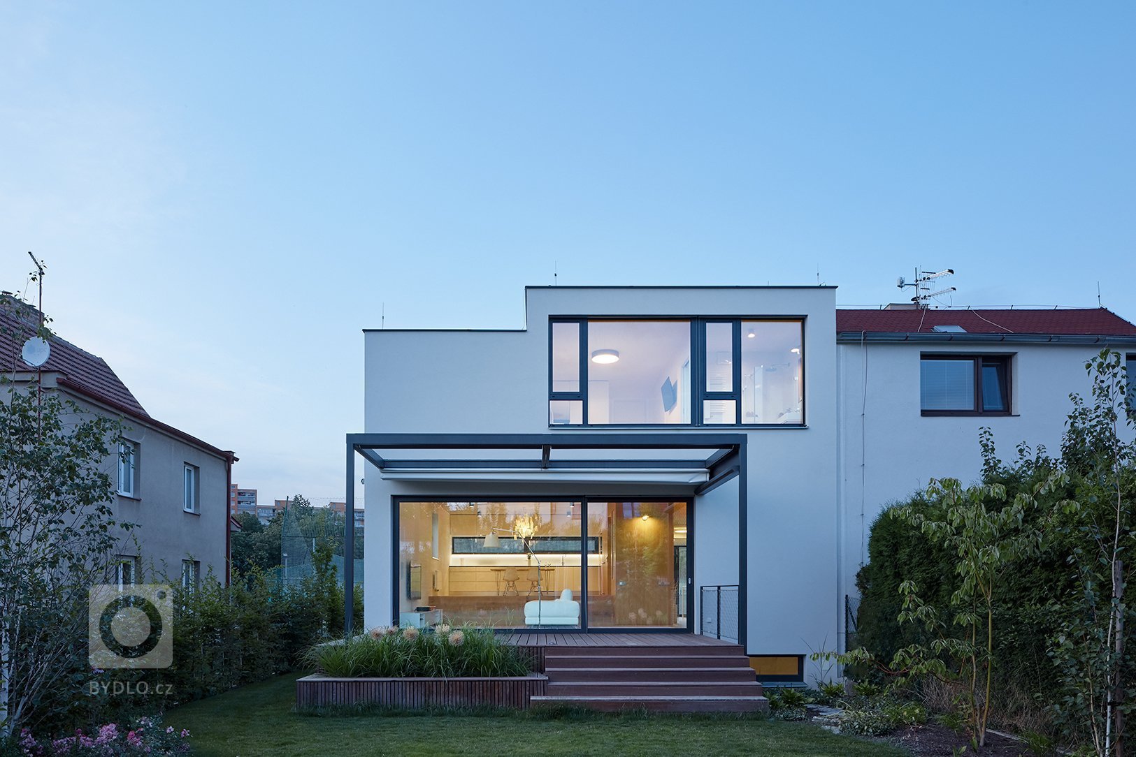 Doplnění chybějící poloviny stávajícího dvojdomu současnou přístavbou pro čtyřčlennou rodinu.
Klíčovou snahou návrhu bylo vytvoření volně plynoucího vnitřního…